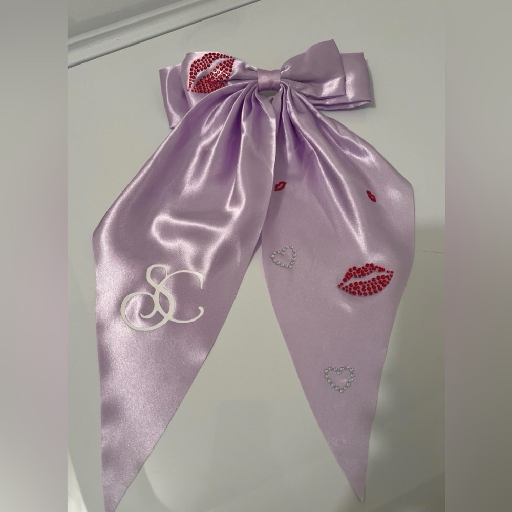 Sabrina carpenter purple bow